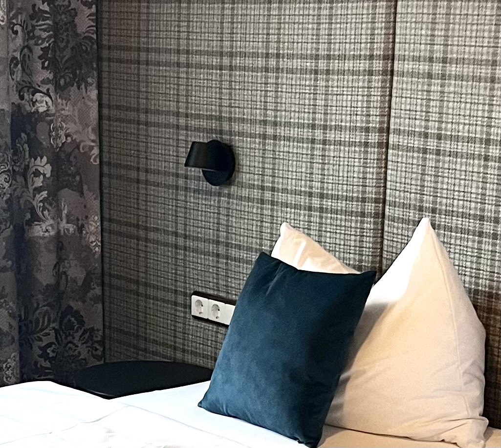 Blaues Dekokissen auf dem Bett