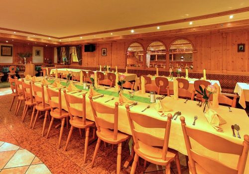 Gedeckte Tische in der Kellerbar