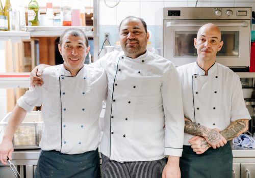 Drei Köche schauen in die Kamera