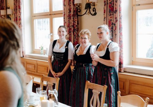 Drei Servicekräfte im Dirndl