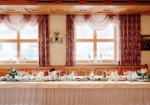 Gasthof_zur_Post_Raisting_Tisch_Brautpaar