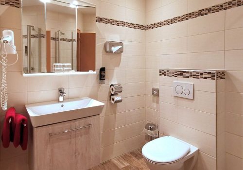 Waschbecken und Toilette im Bad