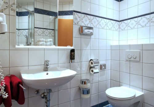 Waschbecken und Toilette im Bad mit blauen Fliesen