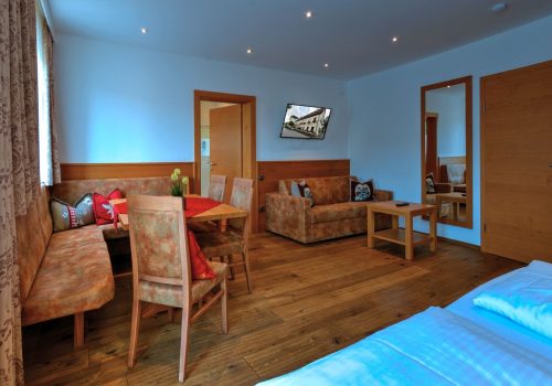 Eckbank mit Bank und Tisch und Sofa mit Fernseher